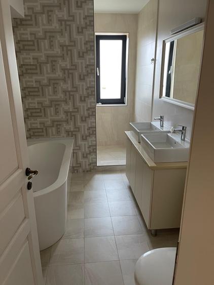 Apartament cu 3 camere decomandat în Palazu Mare
