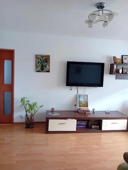 Apartament cu 4 camere semidecomandat, mobilat în Gorjului