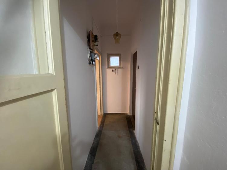 Apartament cu 3 camere semidecomandat în Moșilor