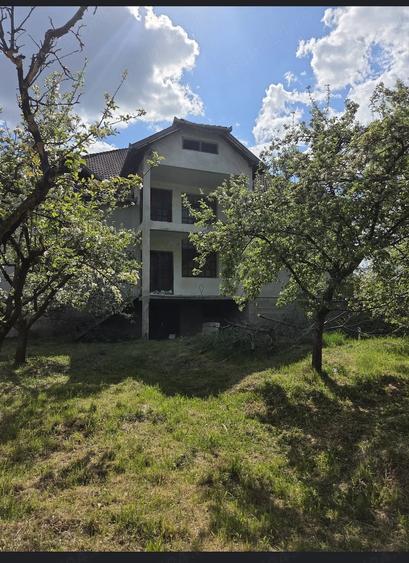 Casă cu Teren 5500 Mp în Central