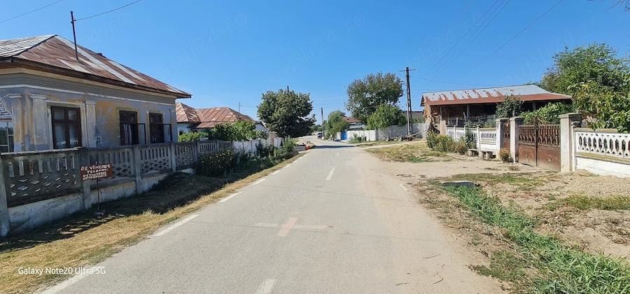 Casă cu Teren 1600 Mp în Melinești