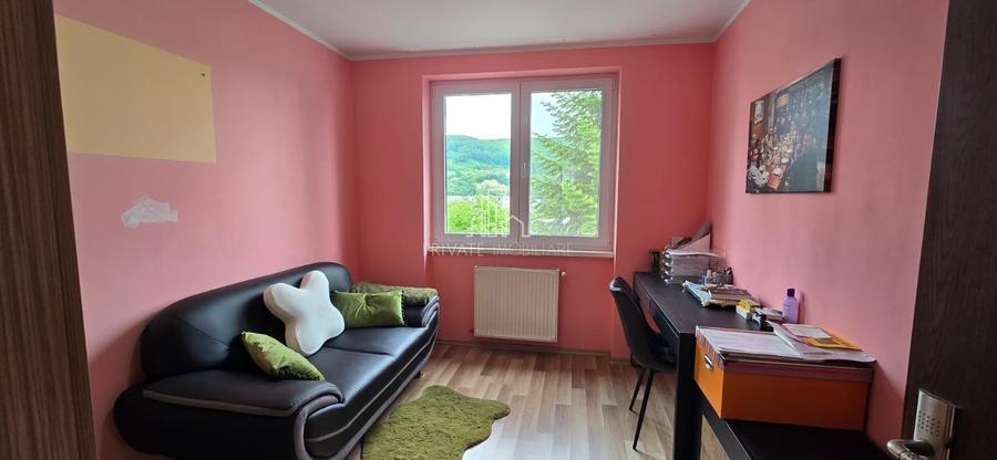 Apartament cu 3 camere decomandat în Est