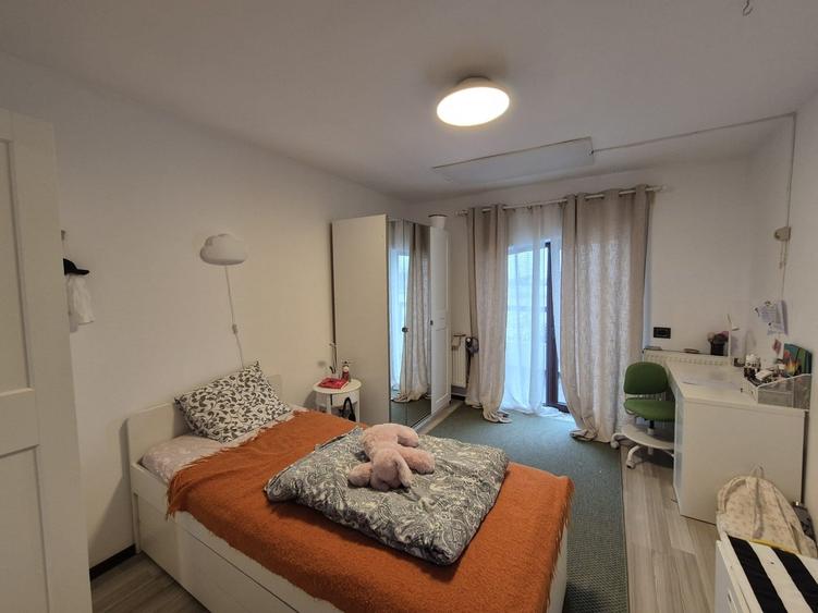 Casă individuală cu 6 camere cu Garaj în Est