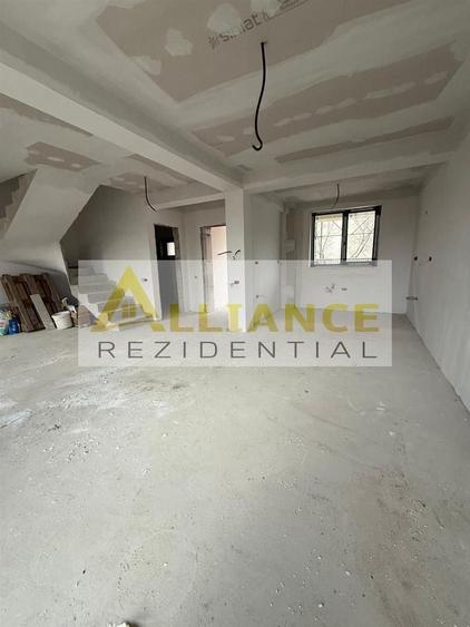 Duplex cu 5 camere cu Canalizare în Est