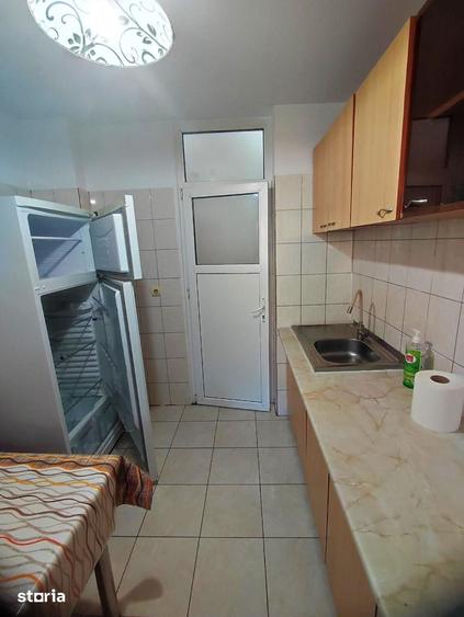 Apartament cu 3 camere semidecomandat în Rahova