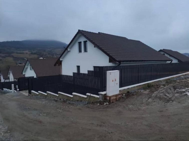 Casă individuală cu 3 camere cu Canalizare în Nord-Est