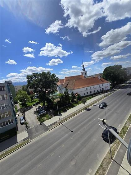 Apartament cu 3 camere decomandat, mobilat în Central