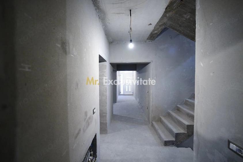 Casă cu 8 camere cu Teren 265 Mp în Romanești