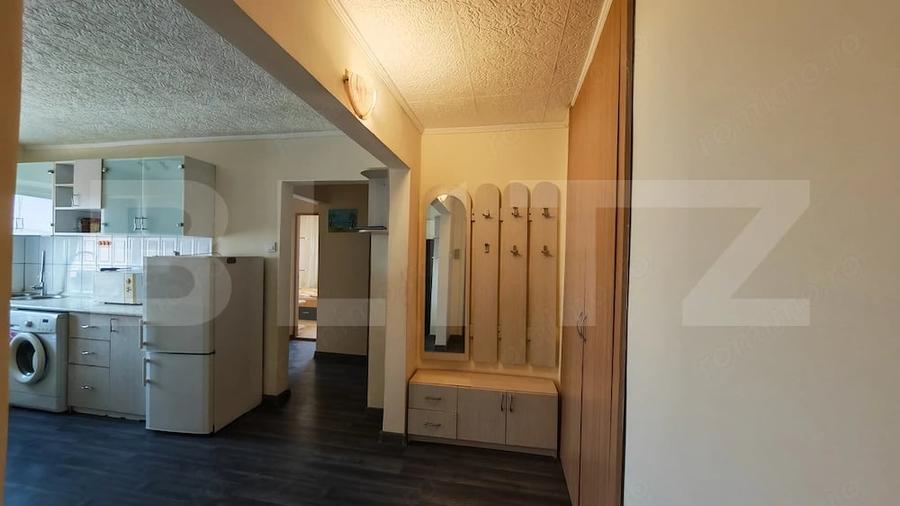 Apartament cu 3 camere,decomandat, zona Nufarul - 9