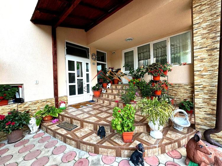 Casă individuală cu 6 camere cu Canalizare în Valea Lungă
