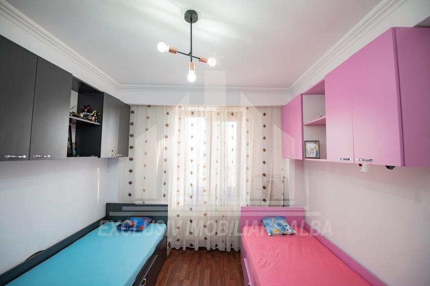 Apartament cu 3 camere semidecomandat, mobilat în Central