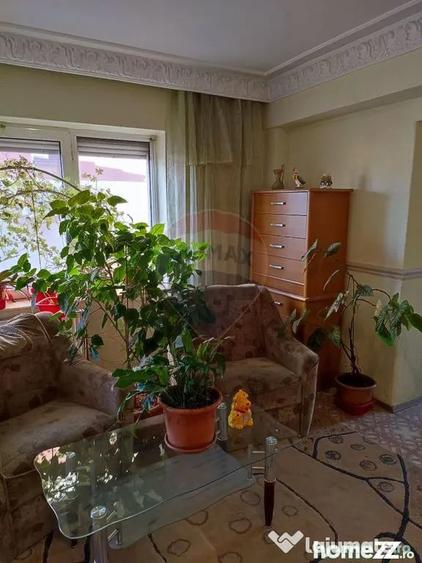 Casă cu 8 camere cu Teren 475 Mp în Uverturii