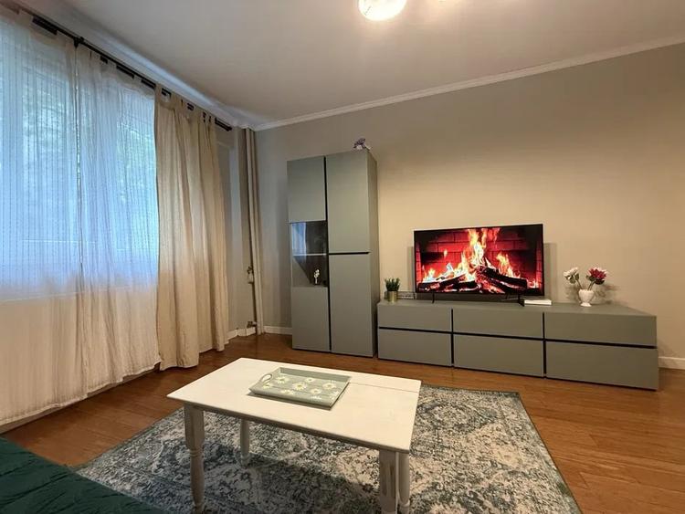 Apartament cu 2 camere semidecomandat, mobilat în Victoriei