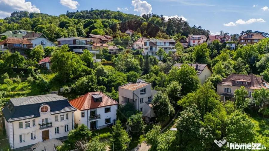 Casă cu 7 camere cu Teren 1056 Mp în Central