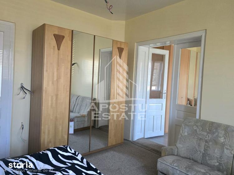 Casă cu 4 camere semidecomandat cu Teren 1440 Mp în Central