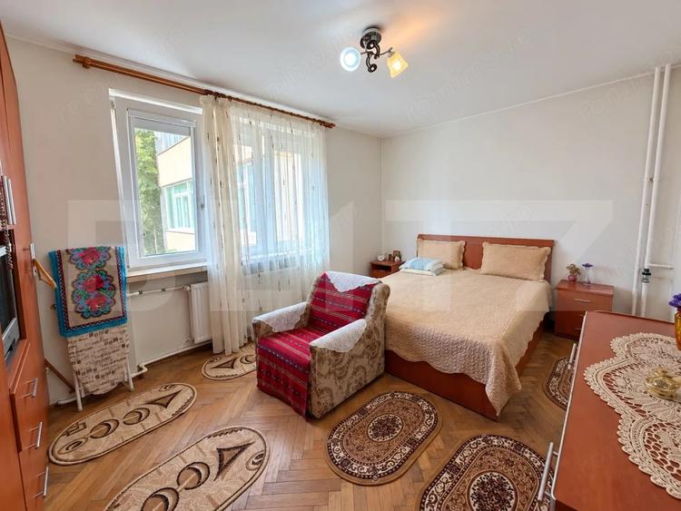 Apartament cu 3 camere semidecomandat, mobilat în Central