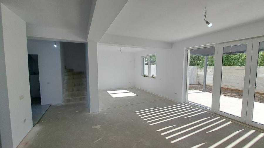 Casă cu 6 camere cu Canalizare în Ultracentral