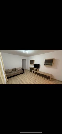 Apartament cu 3 camere decomandat în Calea București