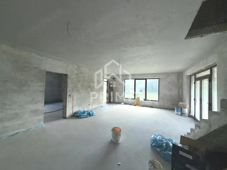 Casă cu 5 camere cu Teren 1800 Mp în Stremț