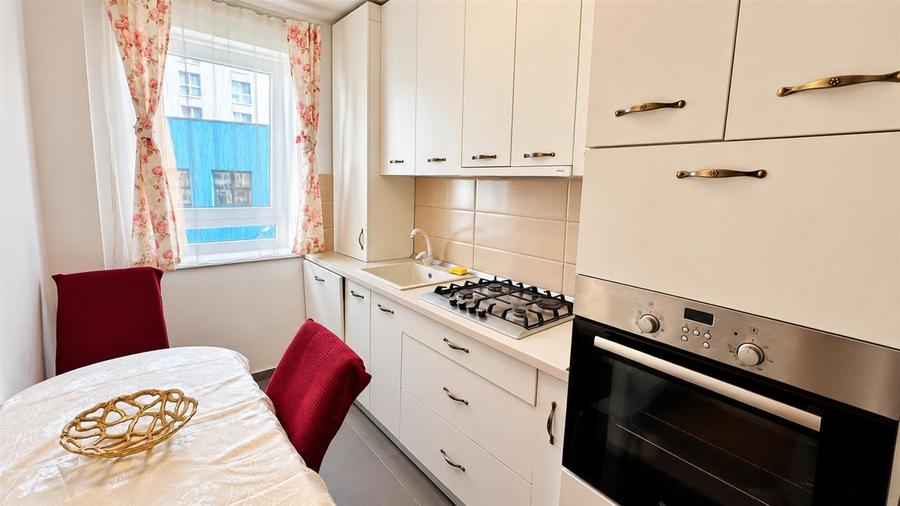 Apartament cu 2 camere decomandat, mobilat în Tractorul