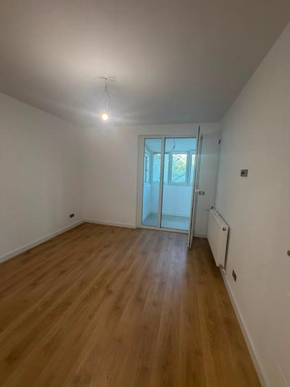 Apartament cu 3 camere semidecomandat în Titan