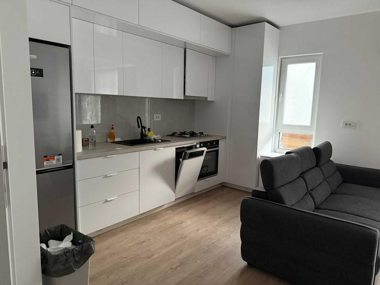 Apartament cu 3 camere semidecomandat în Central
