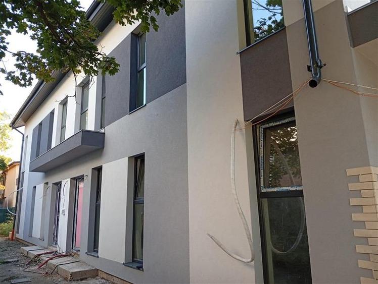 Duplex cu 4 camere cu Canalizare în Bucureștii Noi