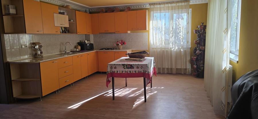 Casă cu 4 camere cu Teren 3500 Mp în Central