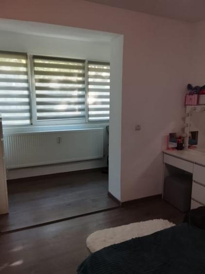 Apartament cu 3 camere semidecomandat în Pajura