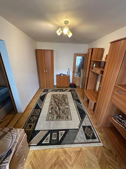 Apartament cu 3 camere semidecomandat în Alexandru cel Bun