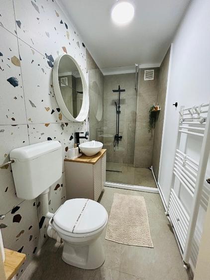 Apartament cu 3 camere decomandat, mobilat în Calea Moroieni
