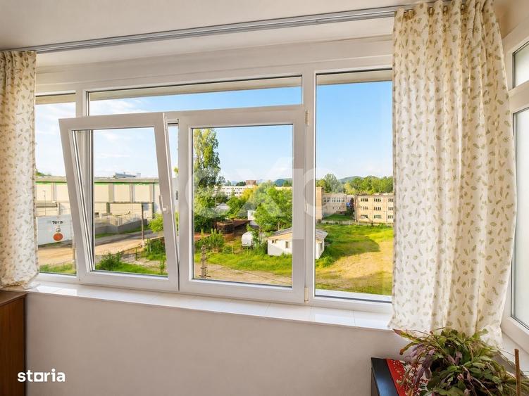 Apartament cu 3 camere decomandat în Est