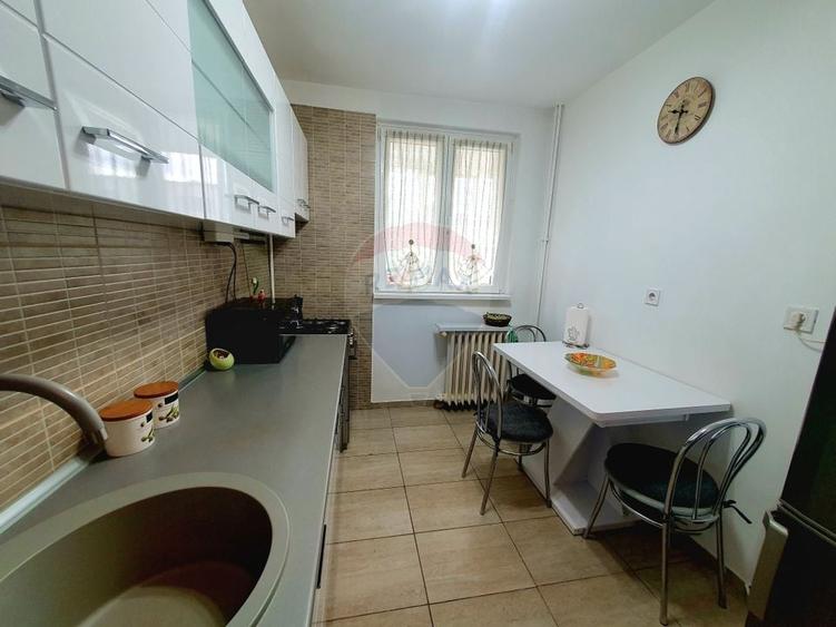 Apartament cu 3 camere semidecomandat, mobilat în Titan