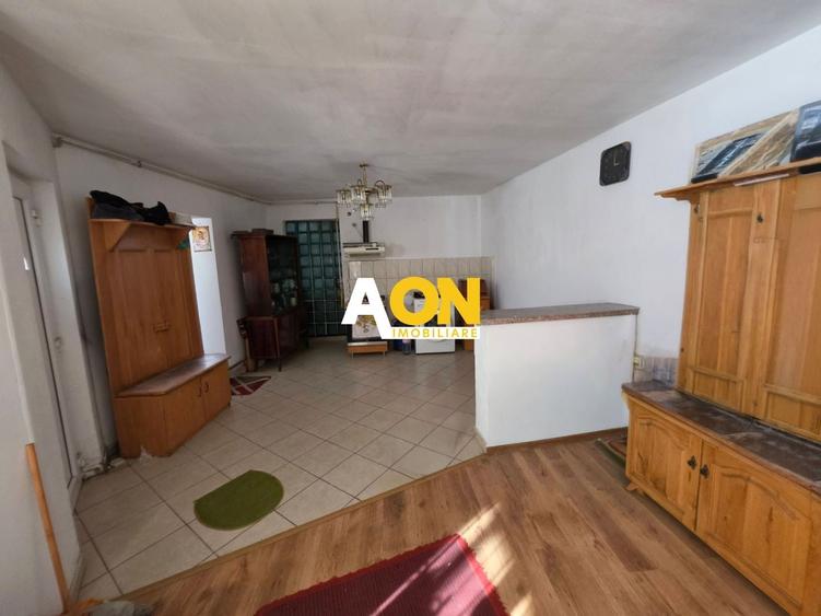 Casă individuală cu 8 camere cu Canalizare în Central
