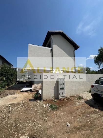 Duplex cu 5 camere cu Canalizare în Est