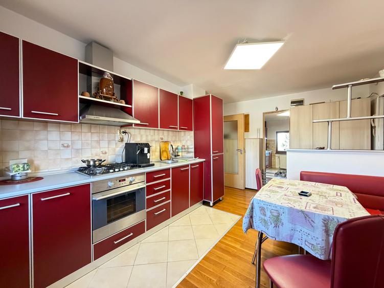 Apartament cu 3 camere semidecomandat în Girocului