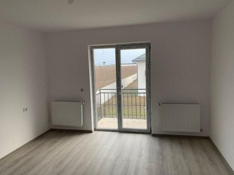Duplex cu 3 camere cu Canalizare în Ulmi