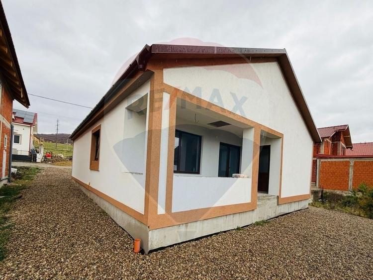 Casă individuală cu 4 camere cu Teren 300 Mp în Betfia