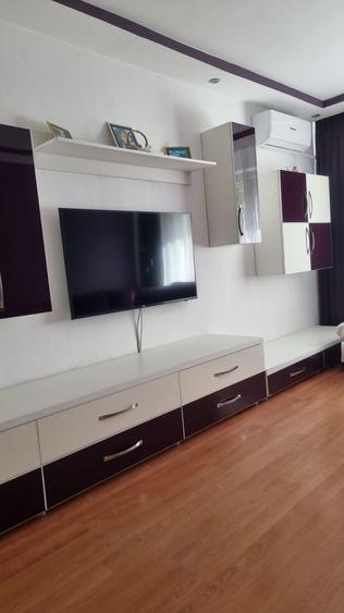 Apartament cu 3 camere semidecomandat în Fizicienilor