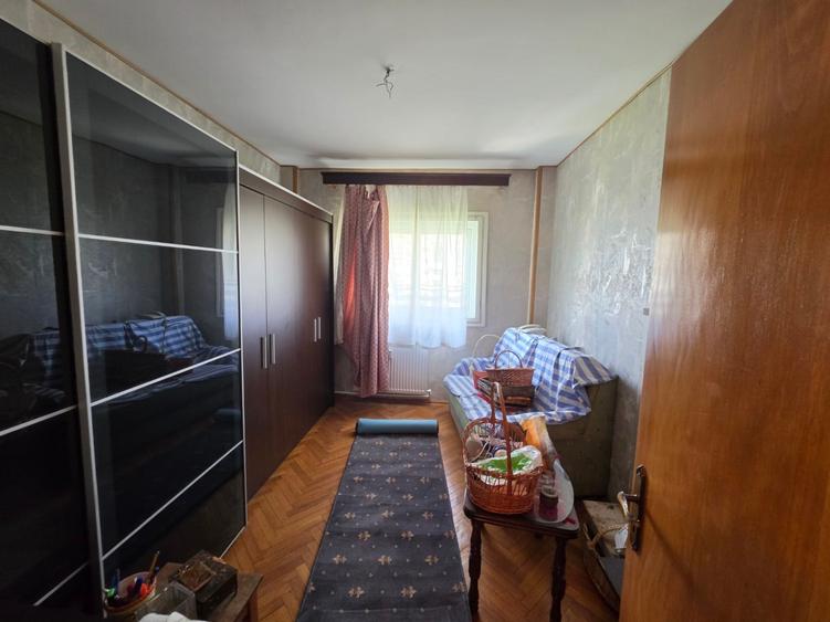 Apartament cu 3 camere decomandat în Tineretului