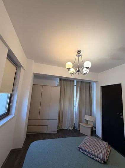 Apartament cu 3 camere semidecomandat, mobilat în Dămăroaia