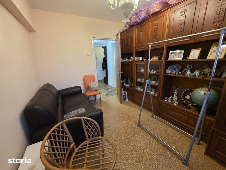 Apartament cu 3 camere decomandat în Tineretului