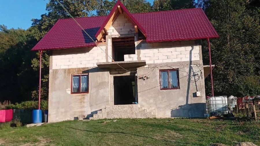 Casă cu 4 camere cu Teren 1275 Mp în Poiana