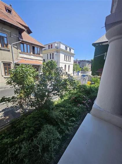 Casă individuală cu 10 camere cu Canalizare în Cotroceni