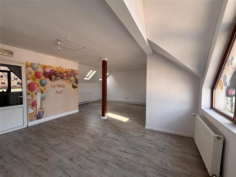 Casă cu 12 camere cu Teren 241 Mp în Semicentral