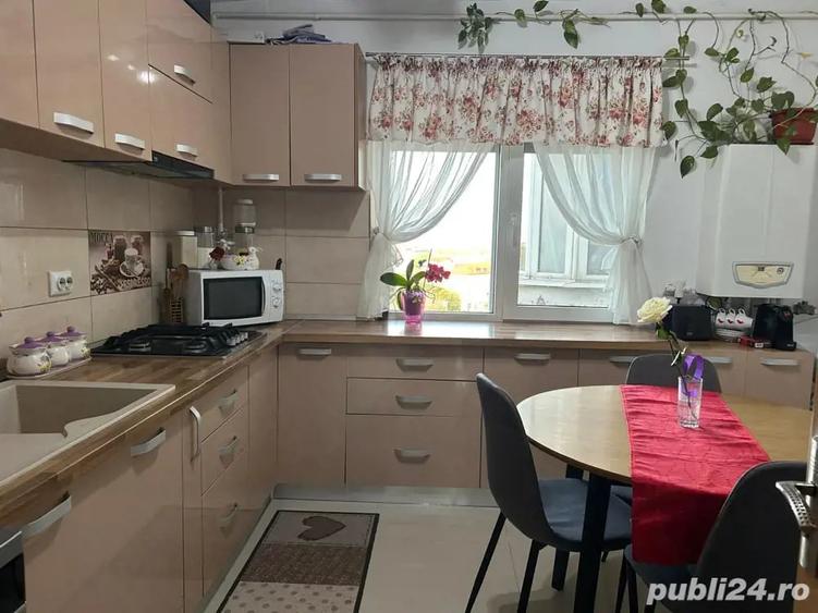 Apartament cu 3 camere decomandat în 1 Decembrie