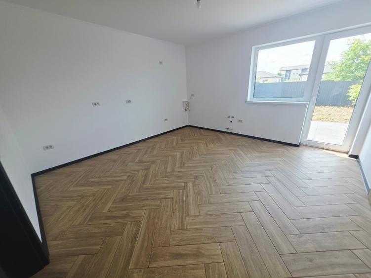 Casă individuală cu 4 camere cu Teren 500 Mp în Est