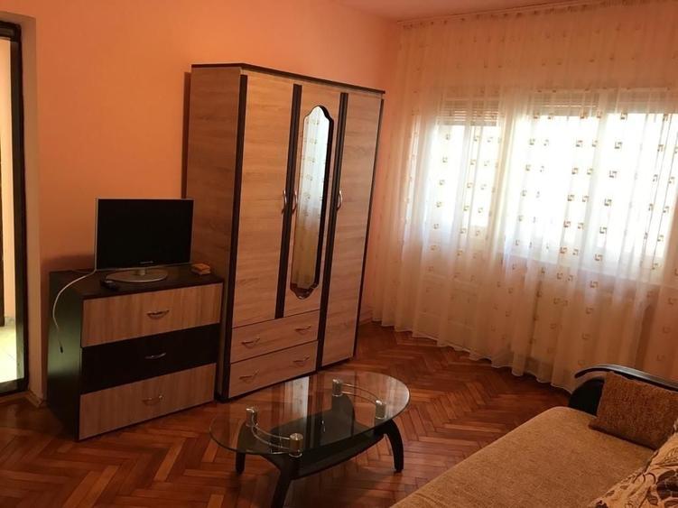 Apartament cu 2 camere semidecomandat în Cetate
