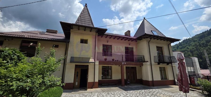 Casă individuală cu 9 camere cu Canalizare în Nord