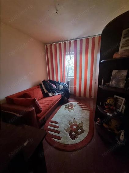 Apartament cu 3 camere decomandat în Libertății